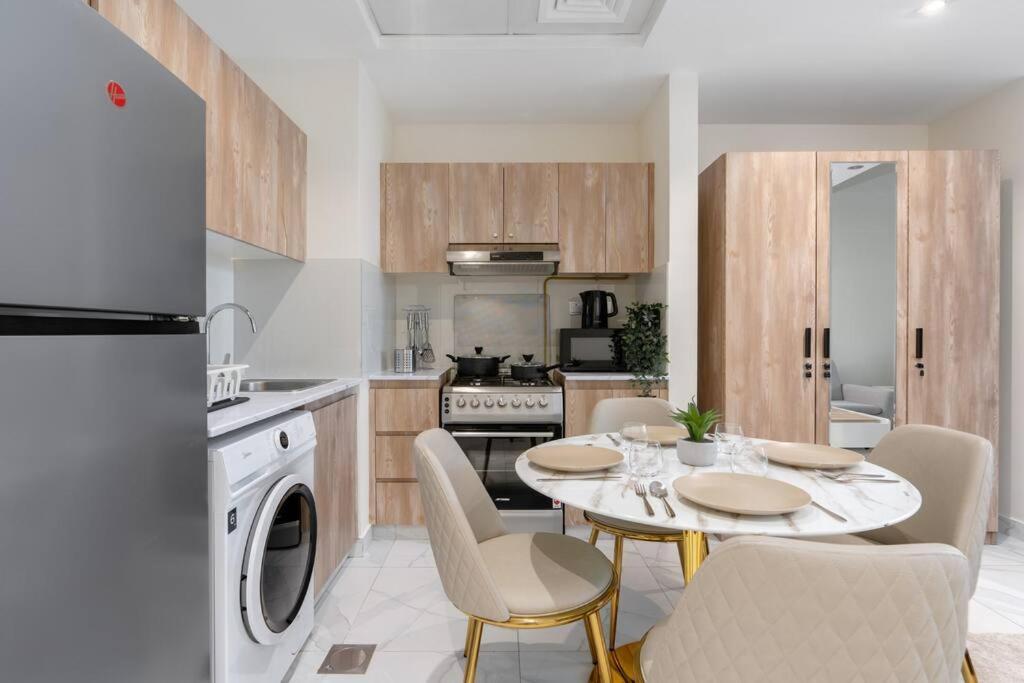 Elegant I Burj Khalifa & Canal View Apartment