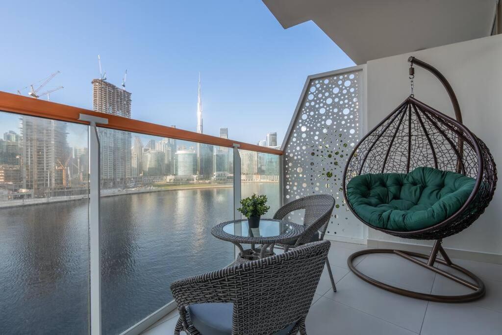 Apartment Elegant I Burj Khalifa & Canal View Dubai